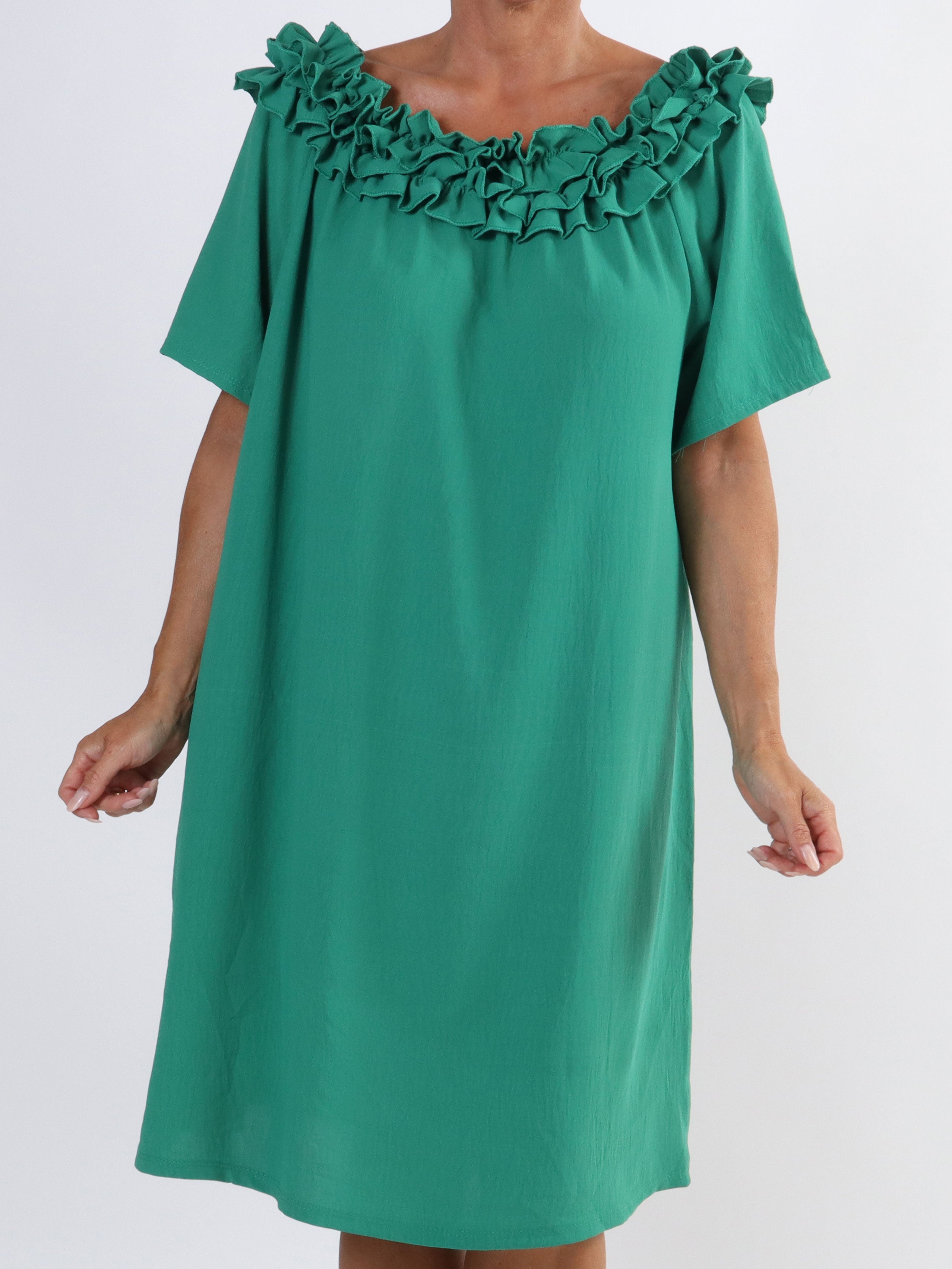 Chili Sleeveless Dress - Plus size kjole med flæser i udskæringen